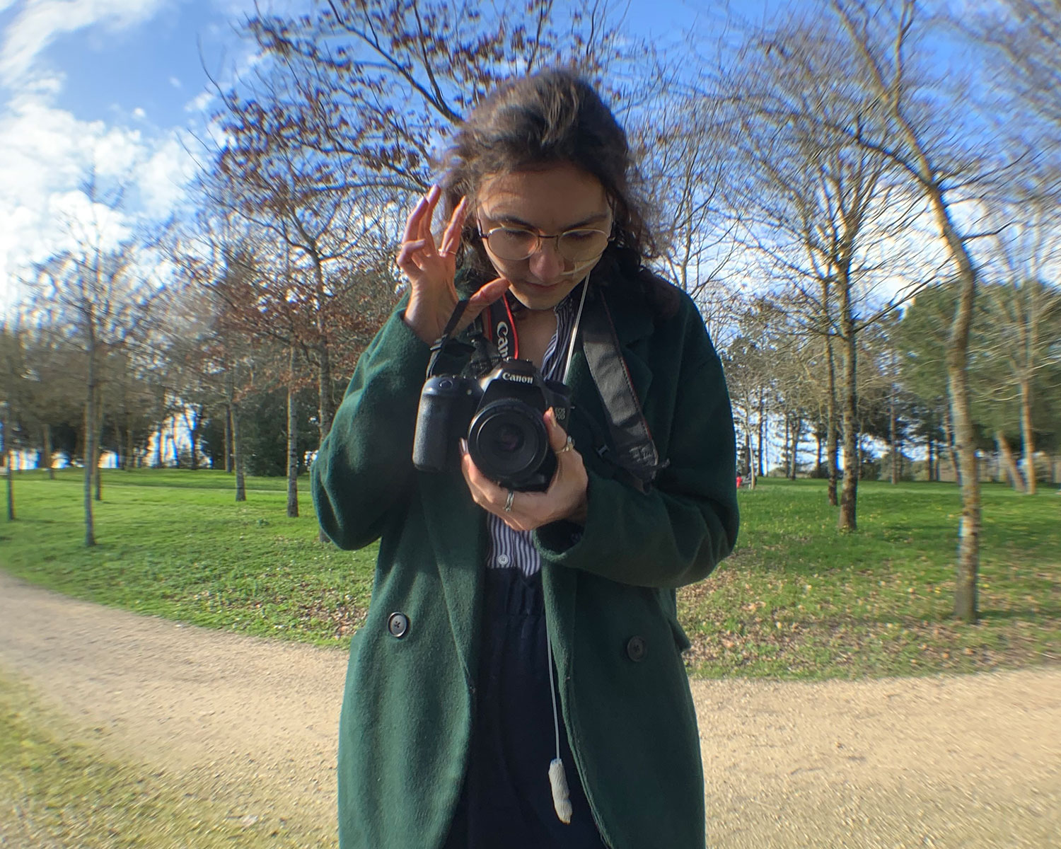 Prise de vue en extérieur, appareil photo en main, dans un parc